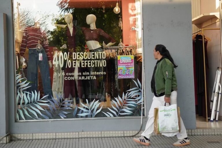 Vidrieras de comercios en el microcentro correntino