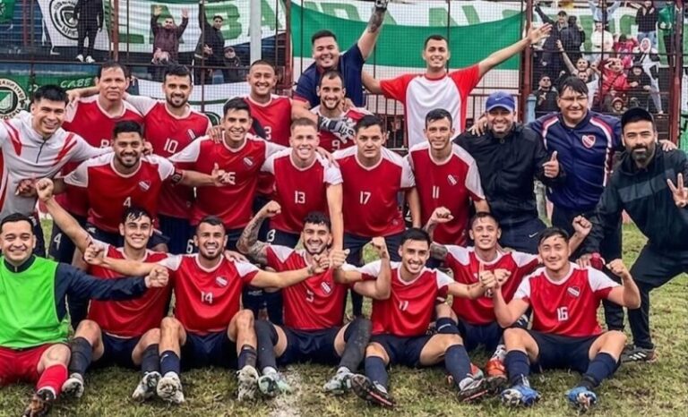 Partido de fútbol entre Independiente y Dr. Montaña por la semifinal de la Copa de la Liga Correntina