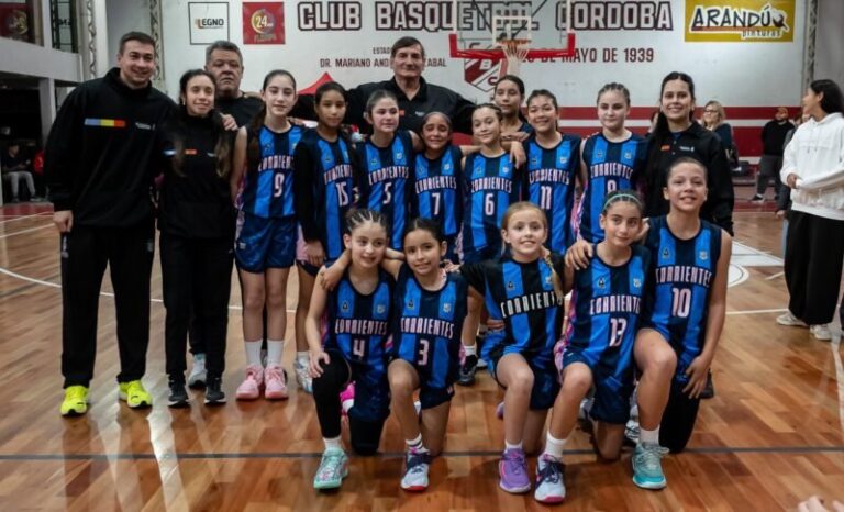 Equipo de Mini femenino de Corrientes celebrando el triunfo invicto en la Región NEA