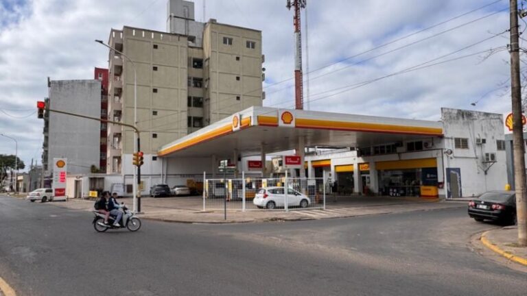 Vista de la peatonal Junín en Corrientes con locales comerciales cerrados