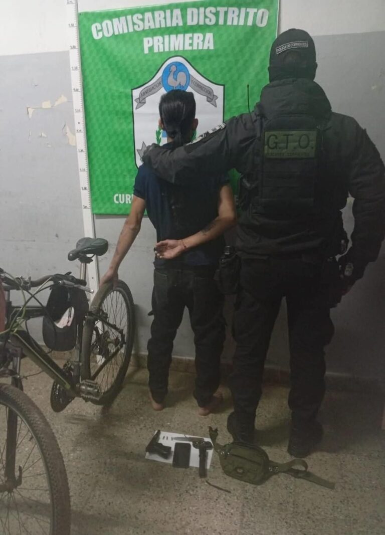 Efectivos policiales durante una requisa en la vía pública en Curuzú Cuatiá