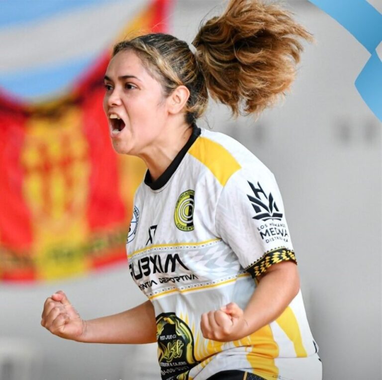 Partido de futsal femenino en el estadio cubierto del Parque Escolar Enrique Berduc