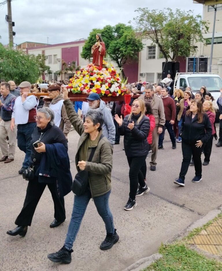 Procesión del Sagrado Corazón de Jesús en barrio de Corrientes