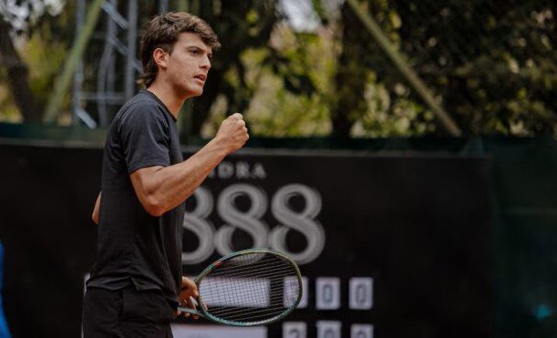 Carlos María Zárate durante un partido de tenis