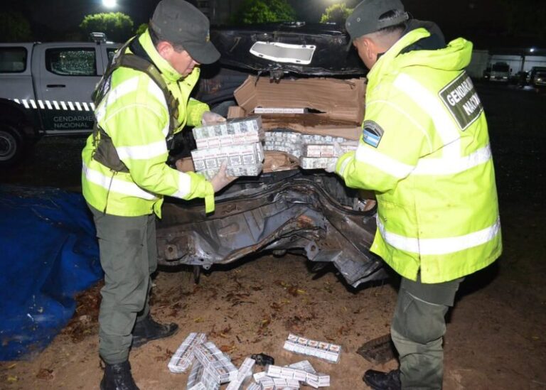 Vehículo volcado en la banquina tras evadir control de Gendarmería en Corrientes