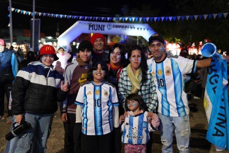Plaza del barrio 17 de Agosto en Corrientes con pantalla gigante para el Fan Fest