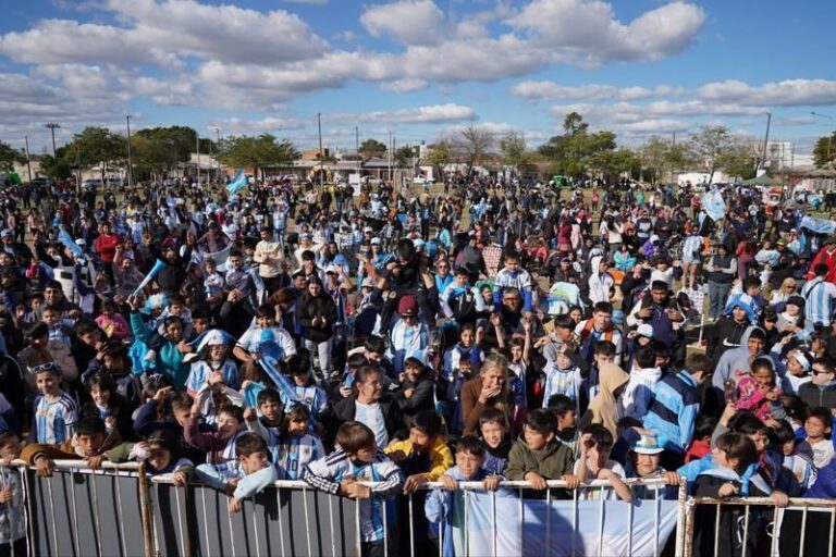 Multitud en el Fan Fest municipal en la plaza del barrio 17 de Agosto