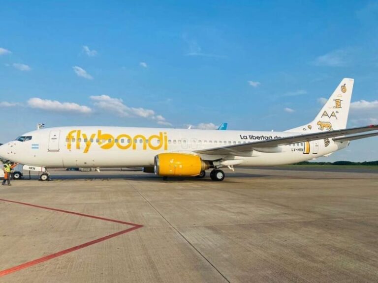Avión de Flybondi en pista de aeropuerto