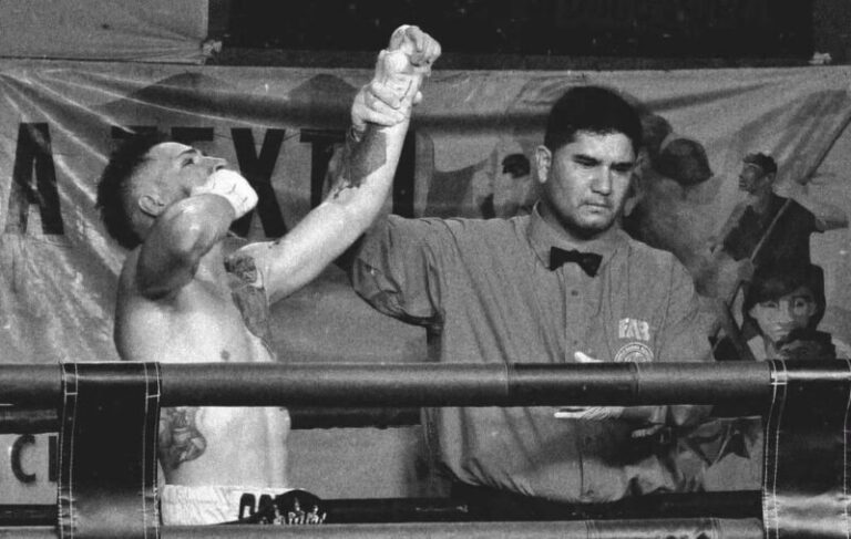 Francisco Gopar con el cinturón Cono Sur de la AMB en el ring del Gigante Box de Corrientes