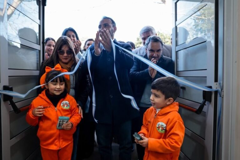 Gobernador Juan Pablo Valdés durante la inauguración del Jardín Anexo de la Escuela N°64 en Villa Olivari