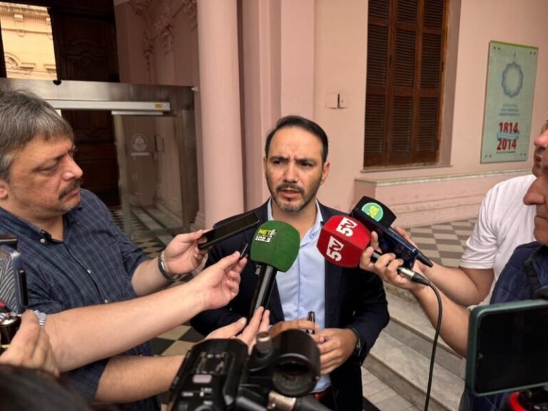 Gobernador Juan Pablo Valdés en conferencia de prensa