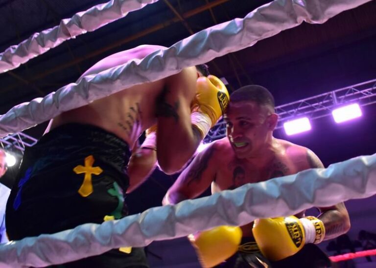 Combate de boxeo entre Gómez Remotti y Benítez en el club Juventus de Corrientes