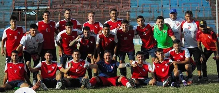 Estadio de Huracán Corrientes durante partido de fútbol