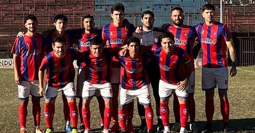 Campo de juego del Club Huracán Corrientes afectado por lluvias
