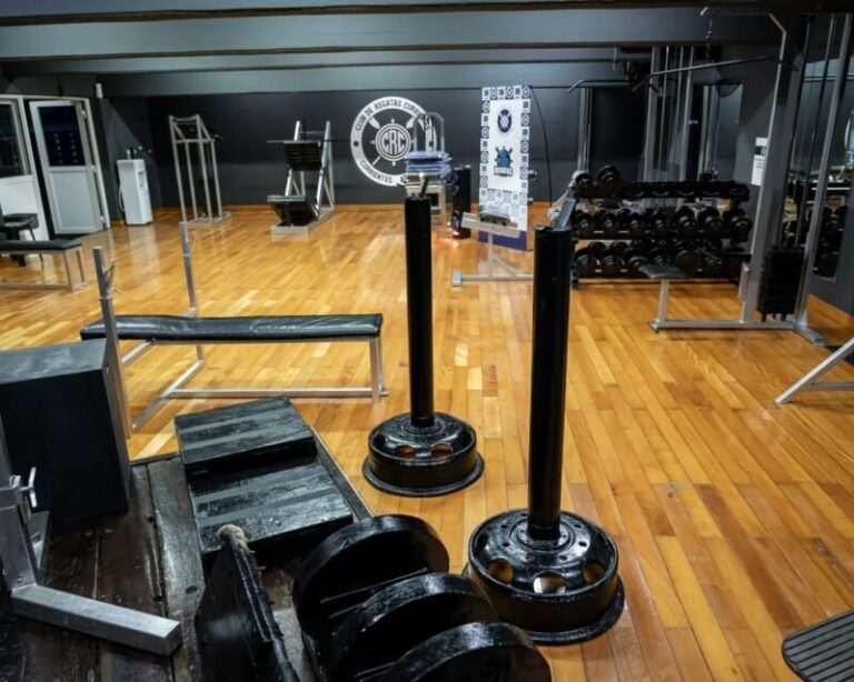 Vista del renovado gimnasio de potencia del Club de Regatas Corrientes