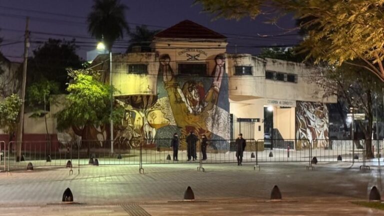 Vallas y operativo de seguridad en el Escuadrón 48 de Gendarmería Nacional en Corrientes durante el inicio de audiencias del caso Loan