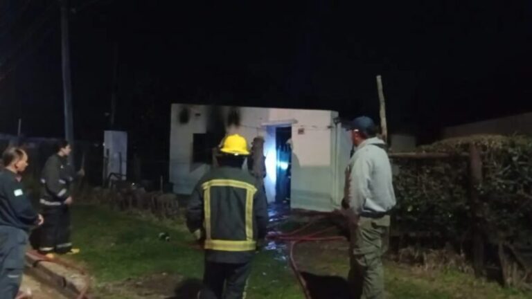 Vivienda incendiada en la calle San Lorenzo de Mercedes, Corrientes