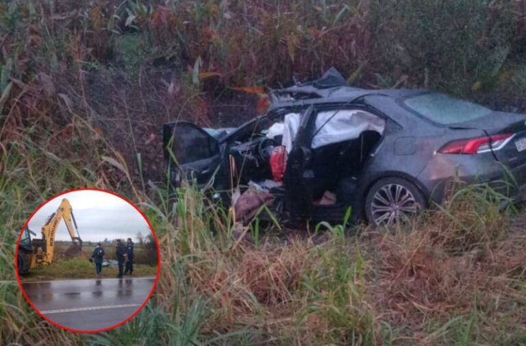 Vehiculo siniestrado en la Ruta 12 tras choque con retroexcavadora