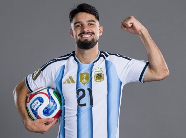 José Manuel Flaco López con la camiseta de la Selección Argentina