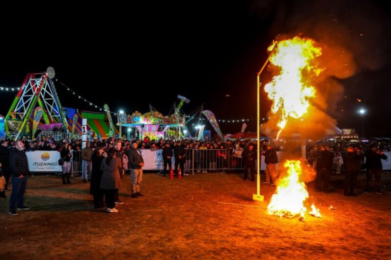 Gobernador Juan Pablo Valdés en las fiestas de San Juan Bautista en Ituzaingó