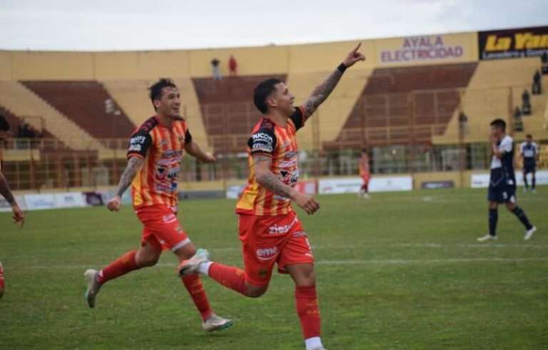 Lautaro Mendoza, delantero de Boca Unidos, celebrando un gol en el torneo Federal A
