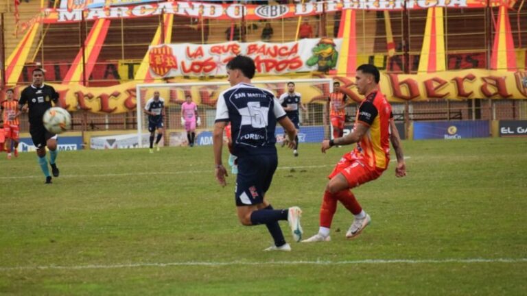 Lautaro Mendoza, delantero de Boca Unidos, durante el partido del Federal A en Corrientes