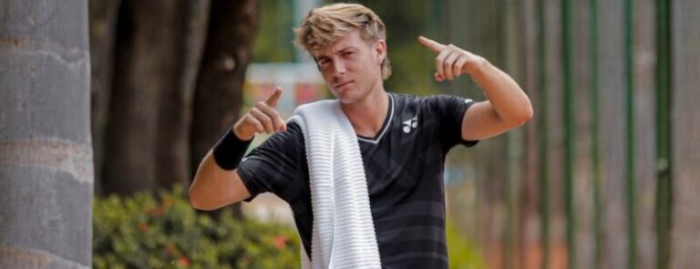 Lautaro Midón en cancha de tenis