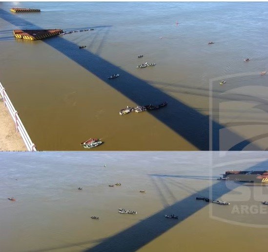 Embarcaciones de pescadores malloneros bajo el Puente General Manuel Belgrano bloqueando el tránsito fluvial