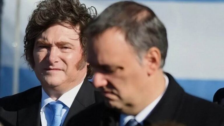 Manuel Adorni en una conferencia de prensa