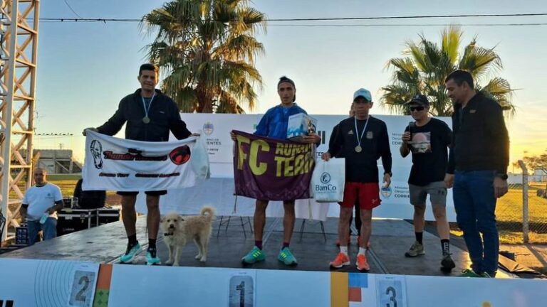 Corredores en la prueba atlética Running 6K Día del Padre en Corrientes