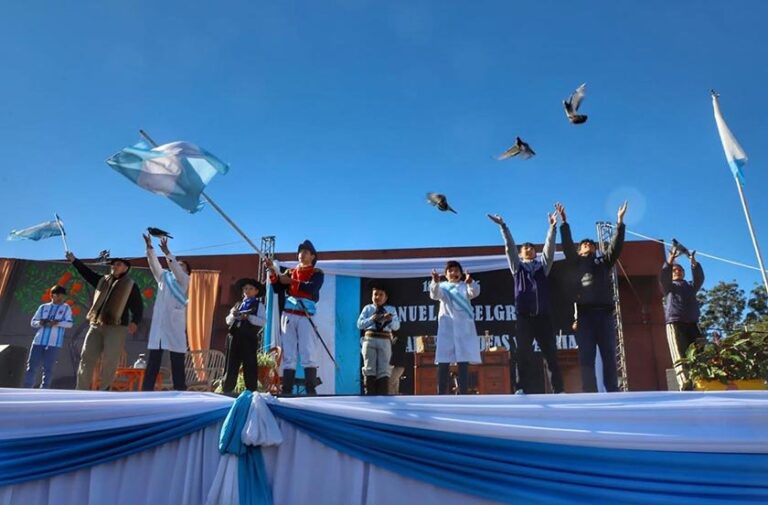 Niños de 4° grado prometiendo lealtad a la bandera en el Polideportivo Julio Cossani de Bella Vista