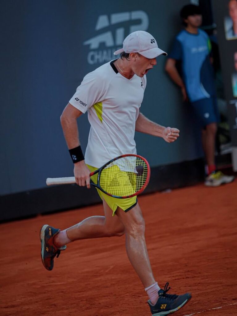 Lautaro Midón en un partido de tenis