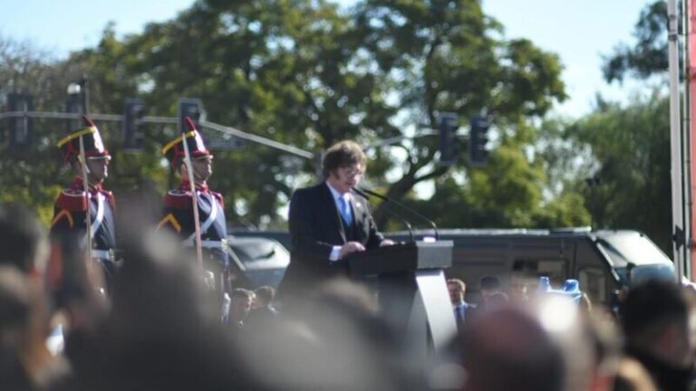 Presidente Javier Milei en el Monumento a la Bandera de Rosario durante el acto del 20 de Junio
