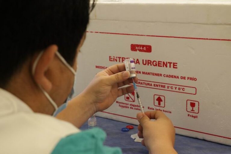 Personas en un centro de vacunación en Corrientes