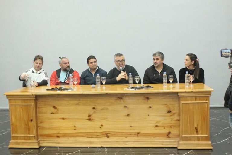 Conferencia de prensa en Monte Caseros con autoridades y dirigentes anunciando la sede del Regional NEA de Hockey Social