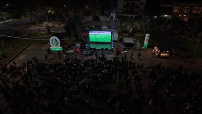 Fan Fest Mundialista en plaza del barrio 17 de Agosto