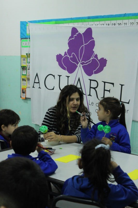 Niños pintando en jornada educativa de Ñande Arte en jardín Manuelita