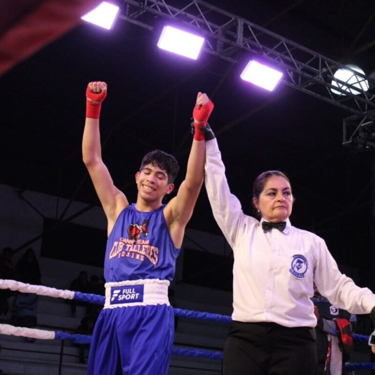 Ring de boxeo durante Noche de Titanes 3 en Corrientes