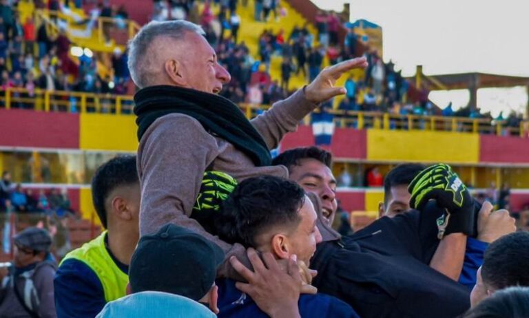 Pablo Suárez, director técnico de Lipton, celebrando el título del Provincial de Clubes