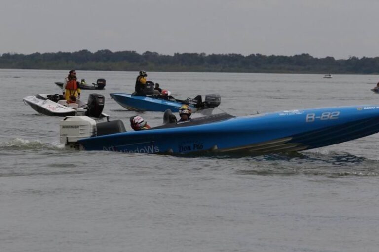 Embarcaciones participantes en el Raid Náutico de las Américas en el río Paraná, Corrientes