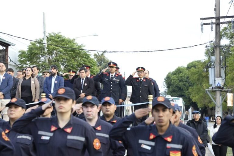 Desfile de bomberos voluntarios en plaza Cabral de Saladas durante el 50° aniversario del Cuartel 247