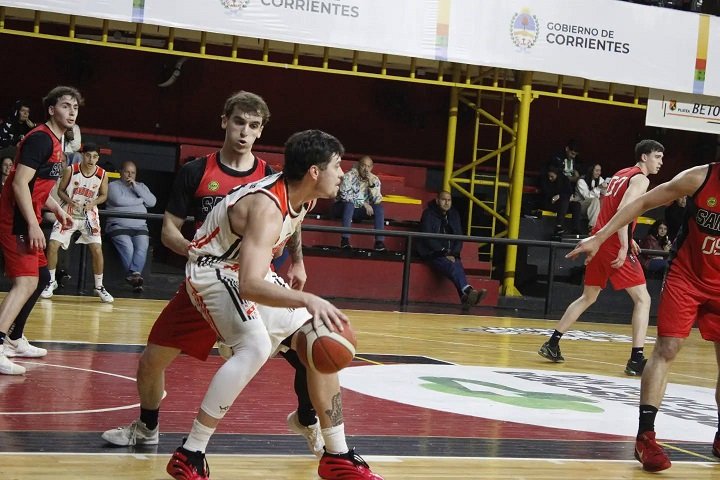 Partido de básquetbol en el estadio Mariano Andino Igarzabal