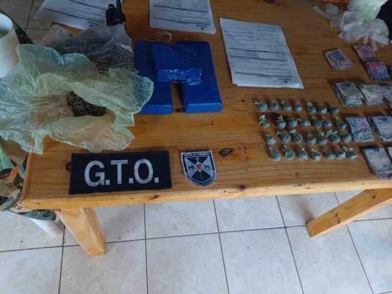 Efectivos policiales durante allanamiento por narcomenudeo en Paso de los Libres