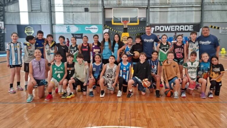 Jugadoras de la selección femenina de Mini Básquet de Corrientes durante un entrenamiento