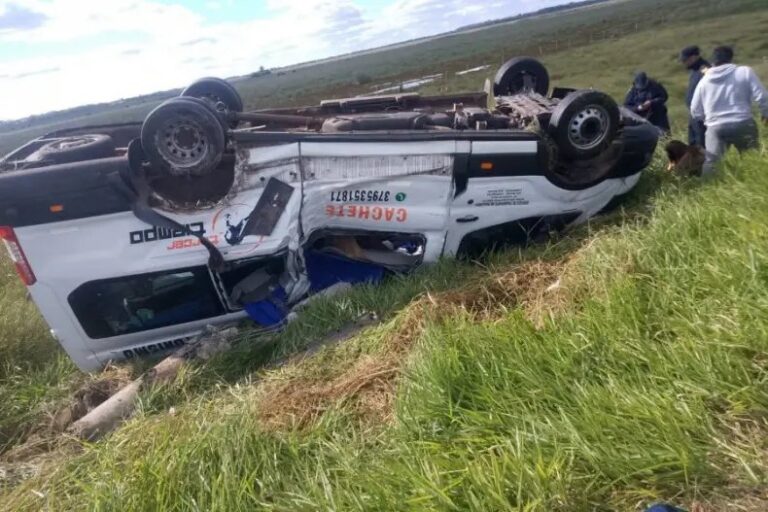 Minibús volcado en la Ruta Provincial N° 5 tras siniestro de tránsito