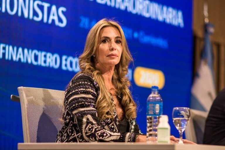 Laura Sprovieri, presidente del Banco de Corrientes, en una reunión de Abappra