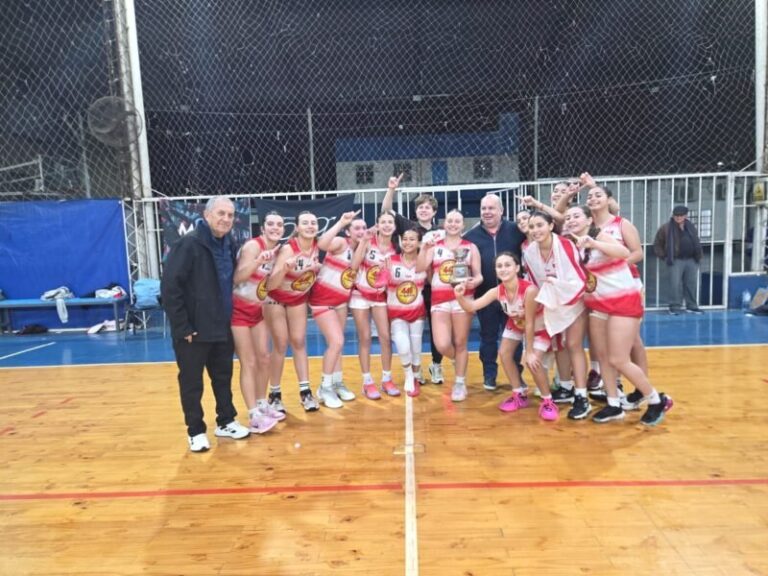 Jugadoras de Unión de Goya celebrando el título del Prefederal Femenino en Cadetes