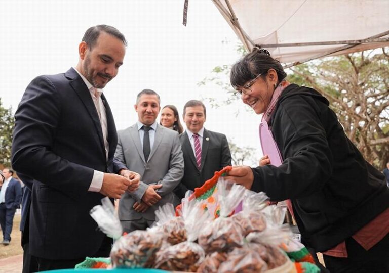 Gobernador Juan Pablo Valdés hablando ante intendentes en Mburucuyá