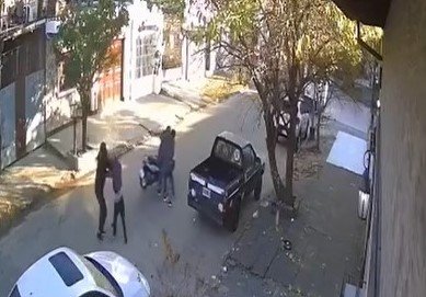 Ciclista y vecino en enfrentamiento con asaltantes en calle Uruguay y Rivadavia