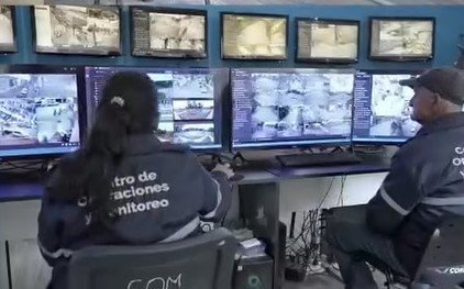 Centro de Operaciones y Monitoreo de la Municipalidad de Corrientes con pantallas de videovigilancia